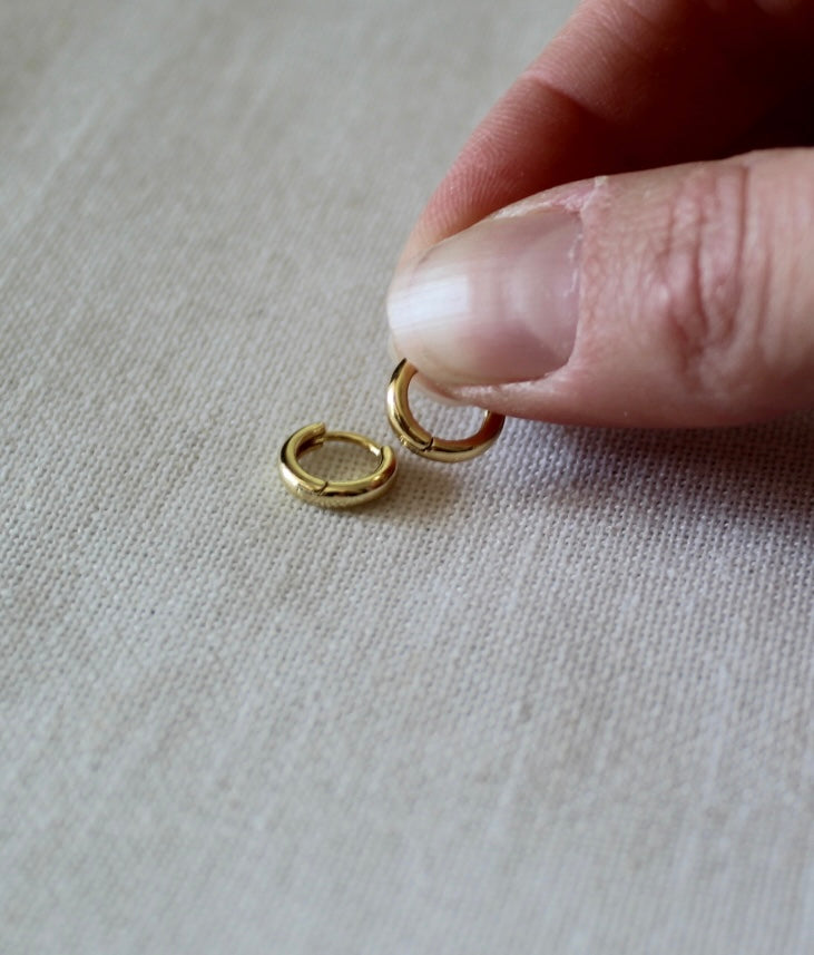 Mini huggie Earring