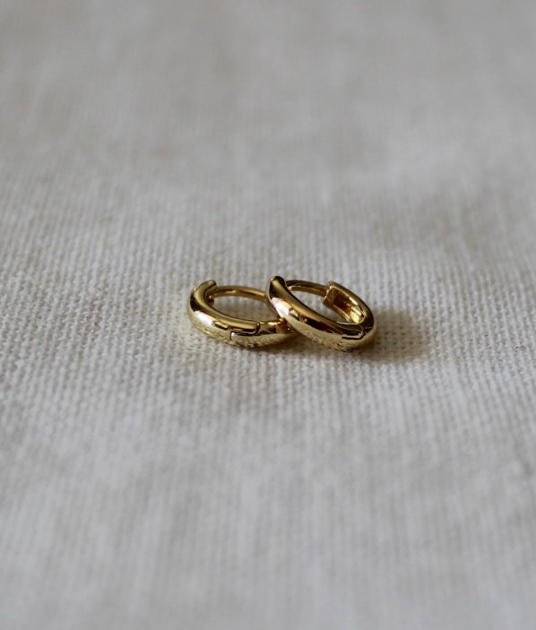Mini huggie Earring