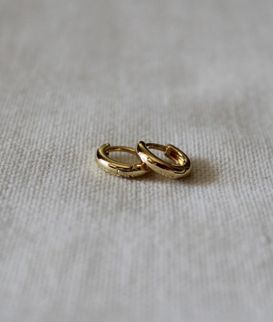 Mini huggie Earring